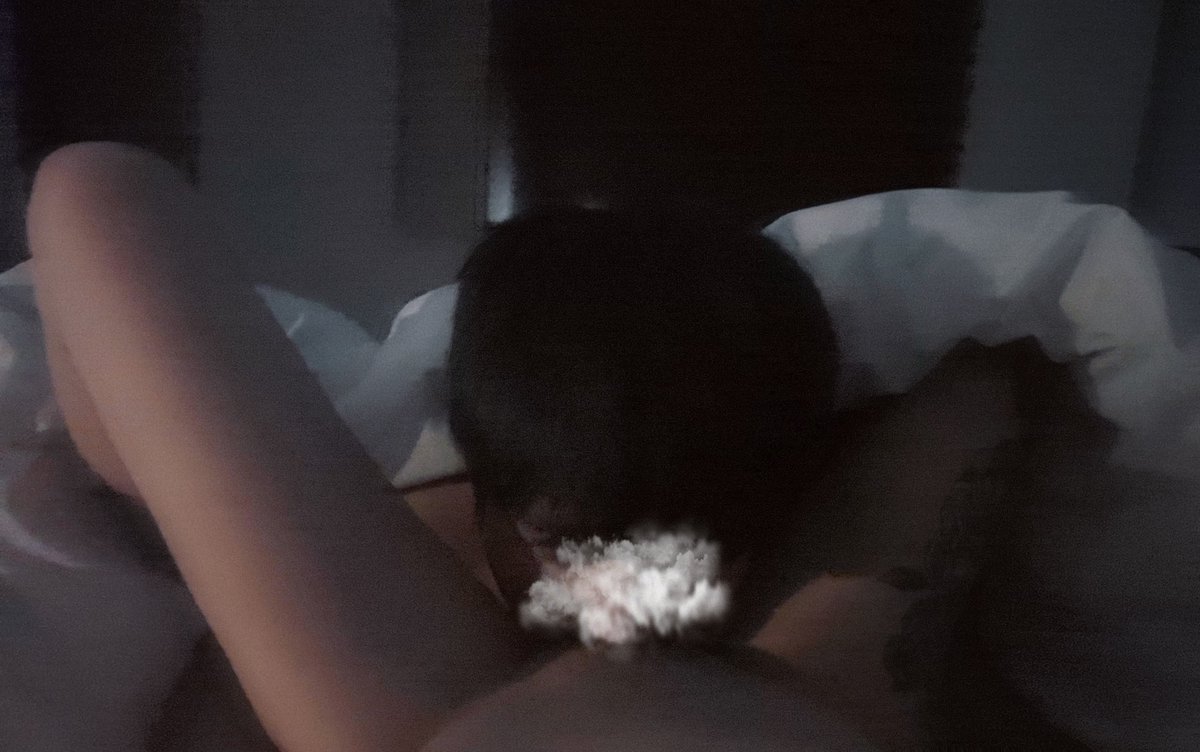 FreeCat412's tweet photo. 今天算是被操爽了，约的小哥哥超大，抱着屁股被大力吸着阴蒂，咬着阴唇，舔完b全是淫水再湿吻，好色情，又是被内射的一天，超大超粗的jb狠狠操了两次，一次一个小时以上，操的骚逼逼又肿了～ https://t.co/uQs3OMmspM