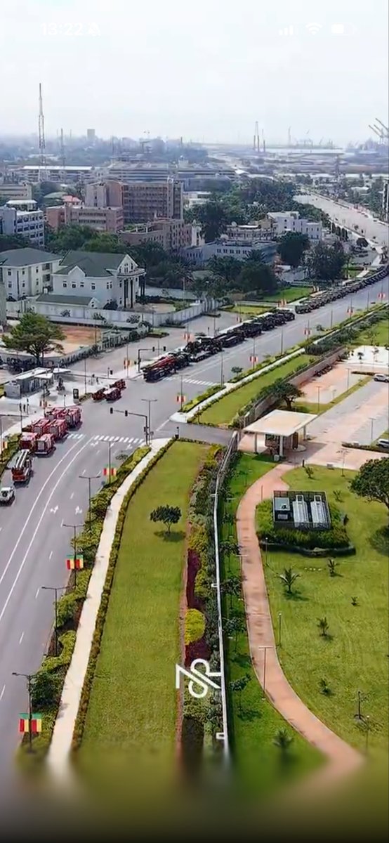 Qu’est-ce qui nous empêche de transformer les étendues sablonneuses et poussiéreuses un peu partout dans Dakar en espace de verdure et voies pavées/dallées comme ça a été fait ici, au Benin ?