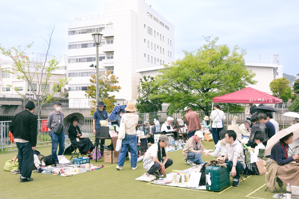 和田岬一箱古本市、無事終了しました🌸いつものように、初めての方も、常連さんも、一緒になって穏やかな空気の中、お話ししながら思い思いに本を選ぶ姿を見られてとても嬉しかったです。ご来場いただいた皆さま、箱主の皆さま、ご協力いただいた皆さま、ありがとうございました。次回もお楽しみに💫