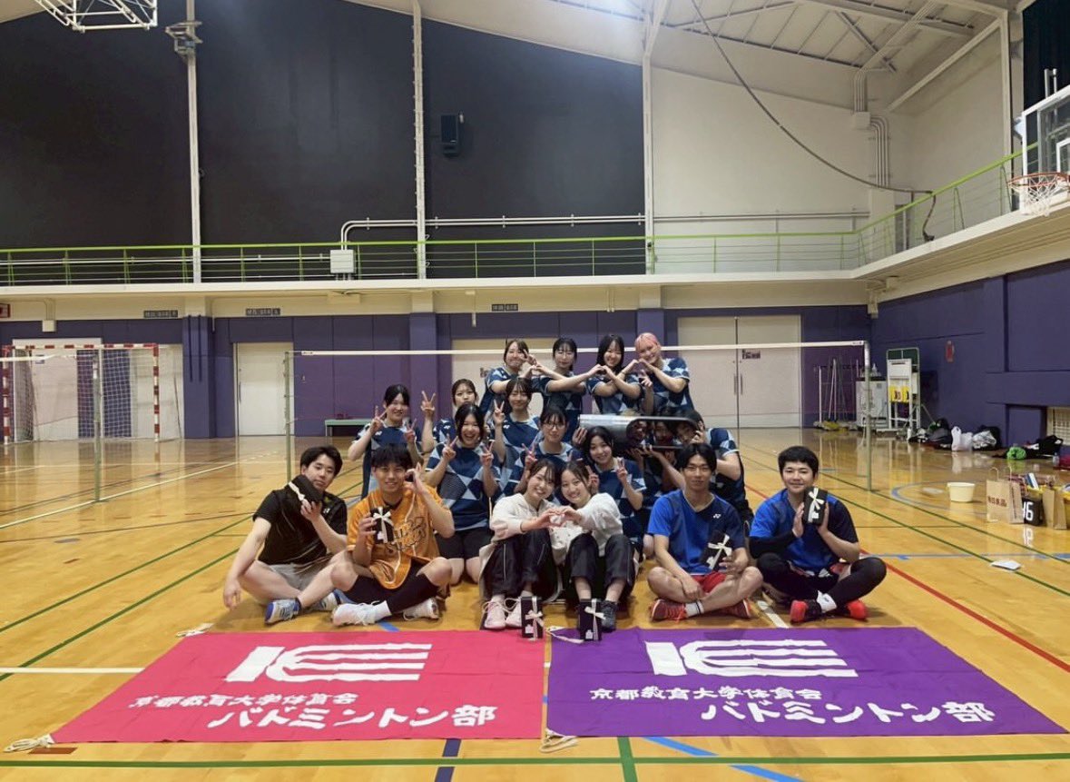 kyokyo_bad's tweet photo. 3/14に追いノックを行いました！
4回生さんの卒業前最後の部活となりました！お楽しみ団体戦、本気バレーボール対決を行い、とても楽しい時間となりました！
4回生さんからは冷温兼用の扇風機を頂きました！これで部室も快適です✨
大事に使わせていただきます！4回生の皆さんありがとうございました！ https://t.co/cT2MjPctIv