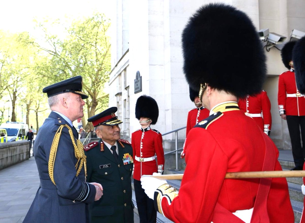 prodefencejammu's tweet image. General Anil Chauhan, Chief of Defence Staff #CDS on an official visit to the UK, was accorded a Ceremonial Step Line and received by Air Chief Marshal Sir Richard Knighton, #UK #CDS, underscoring a strong, future-ready India - UK defence partnership. He also interacted with Mr
