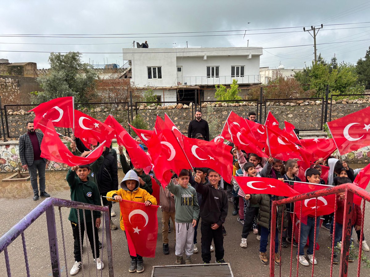 ebsmardin's tweet photo. 'Biz Birlikte Güçlüyüz'
Şanlıurfa ve Kahramanmaraş’ta meydana gelen menfur saldırıların ardından kaybettiğimiz meslektaşlarımızın ve öğrencilerimizin yasını tutmak, okul içi ve okul dışı tehlikelerin önlenmesini sağlamak, dikkatleri şiddete çekmek ve işimizi yapabilmek için iş bıraktık; bugün ise çocuklarımıza, okullarımıza ve mesleğimize sahip çıkma sorumluluğu ile ay yıldızlı al bayraklarla ders başı yaptık.

Şiddete, karanlık odaklara ve dijital dünyanın dehlizlerinde çocuklarımıza tuzak kuranlara karşı tek yüreğiz. Öğrencilerimize, okullarımıza ve mesleğimize sonuna kadar sahip çıkıyoruz!

​#ÖğretmenBayraktır