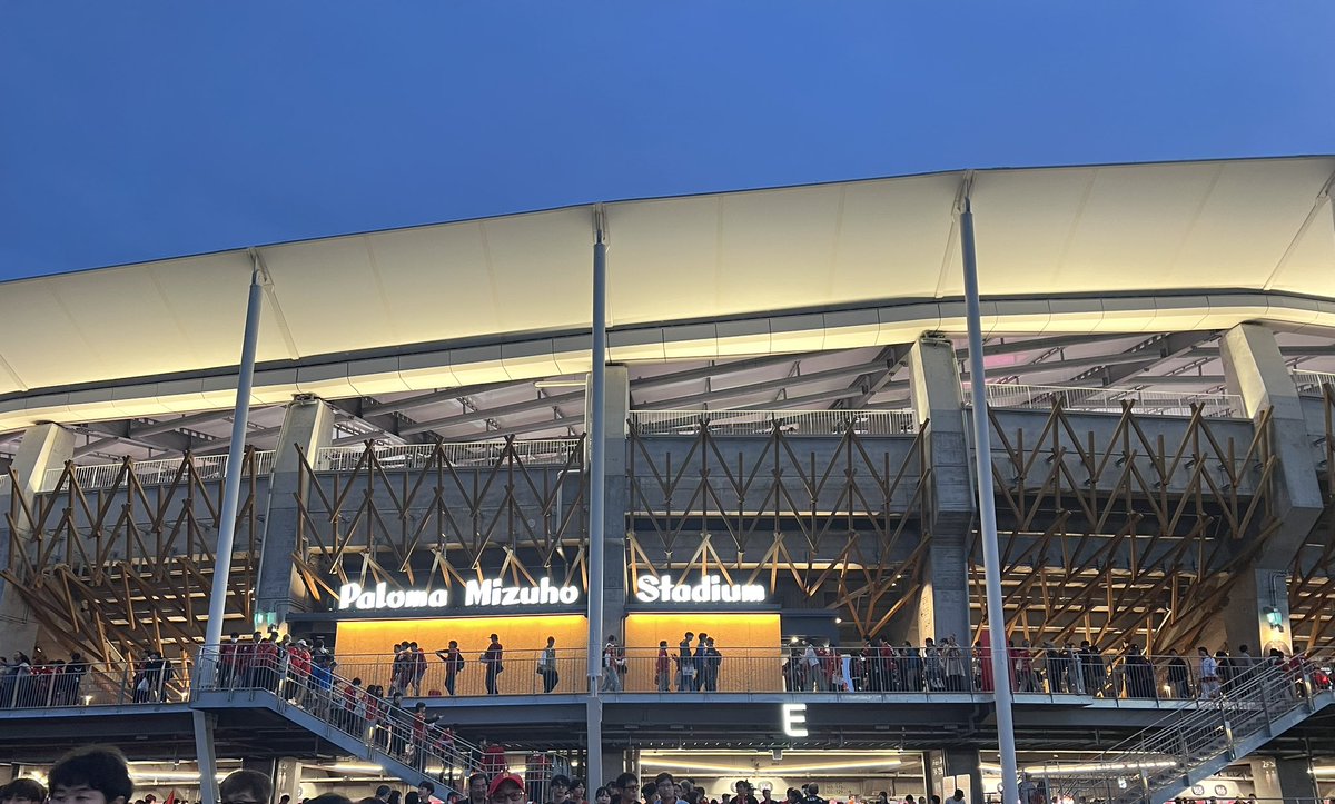 新瑞穂こけら落としなんとか勝ち。追いついた事は良かったですね。
次は90分で勝てるようにもっと応援頑張ります📣歴史刻んでいきましょ。
陸上トラックある割には見やすかったかな。座席前後の間隔狭くない？ドリンクホルダー破壊しそうで焦った。音響もびっくりした。
#grampus
#こけら落とし