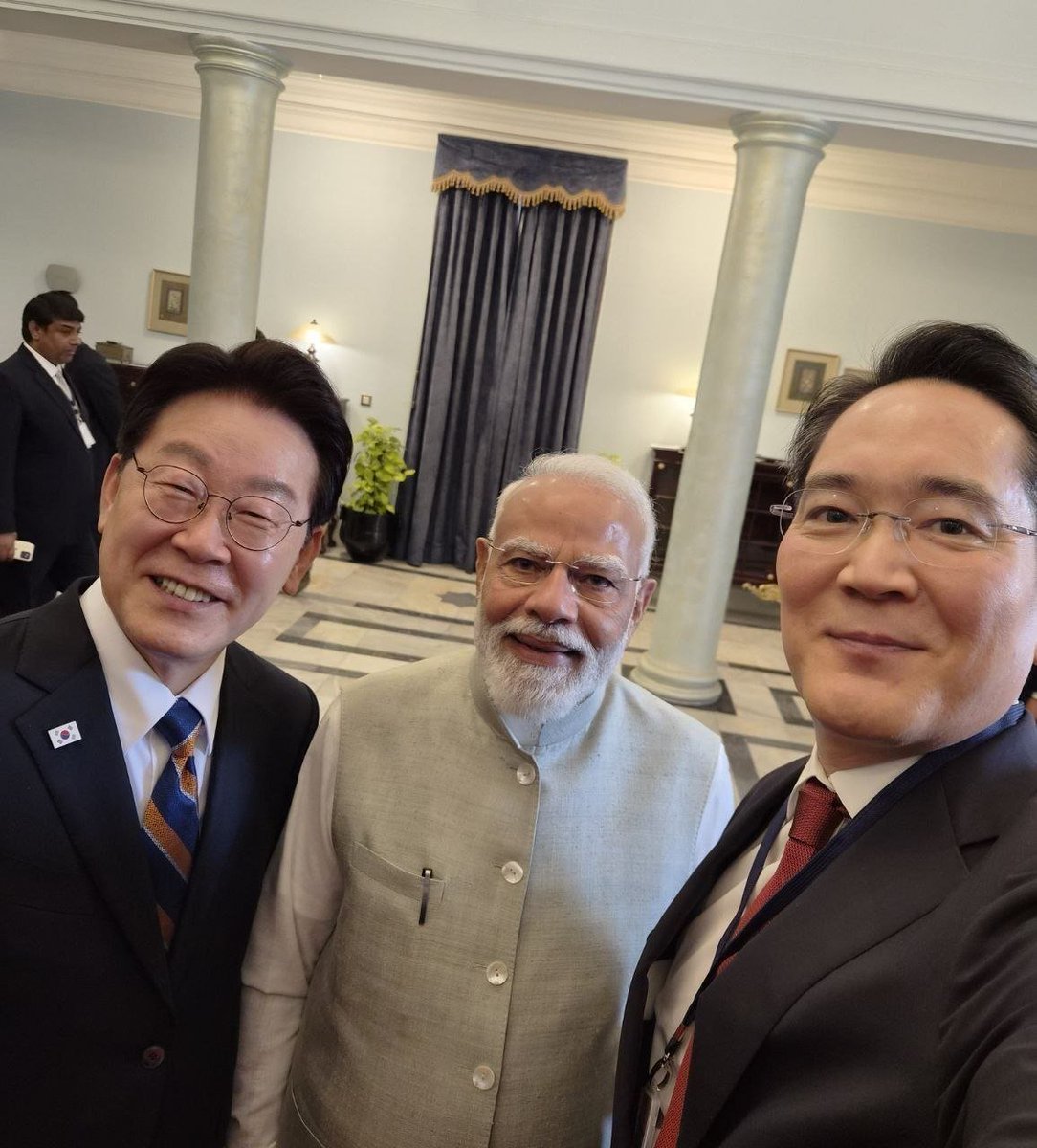 CNBCTV18News's tweet image. Samsung Electronics Chairman Lee Jae-yong takes a selfie with PM @narendramodi and South Korean President @Jaemyung_Lee during a luncheon in New Delhi, using a #SamsungGalaxyZFlip7 made at Samsung’s #Noida factory.

Source: @SamsungNewsroom

@SamsungMobile @SamsungMobile