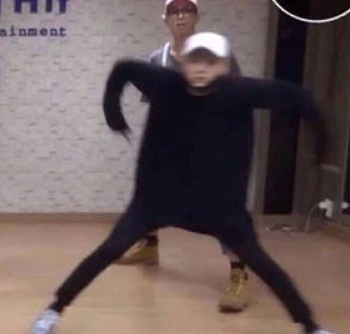 pq os melhores memes do yoongi é sempre ele com essas pernocas arreganhadas ??