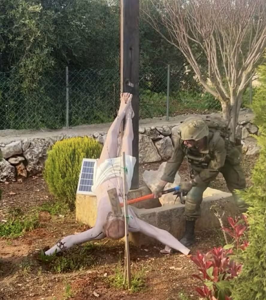 entreamigos_ea's tweet photo. 🚨 Imagem mostra militar israelense destruindo imagem de Jesus Cristo em vila cristã no sul do Líbano. https://t.co/Zlx0sBbVIO
