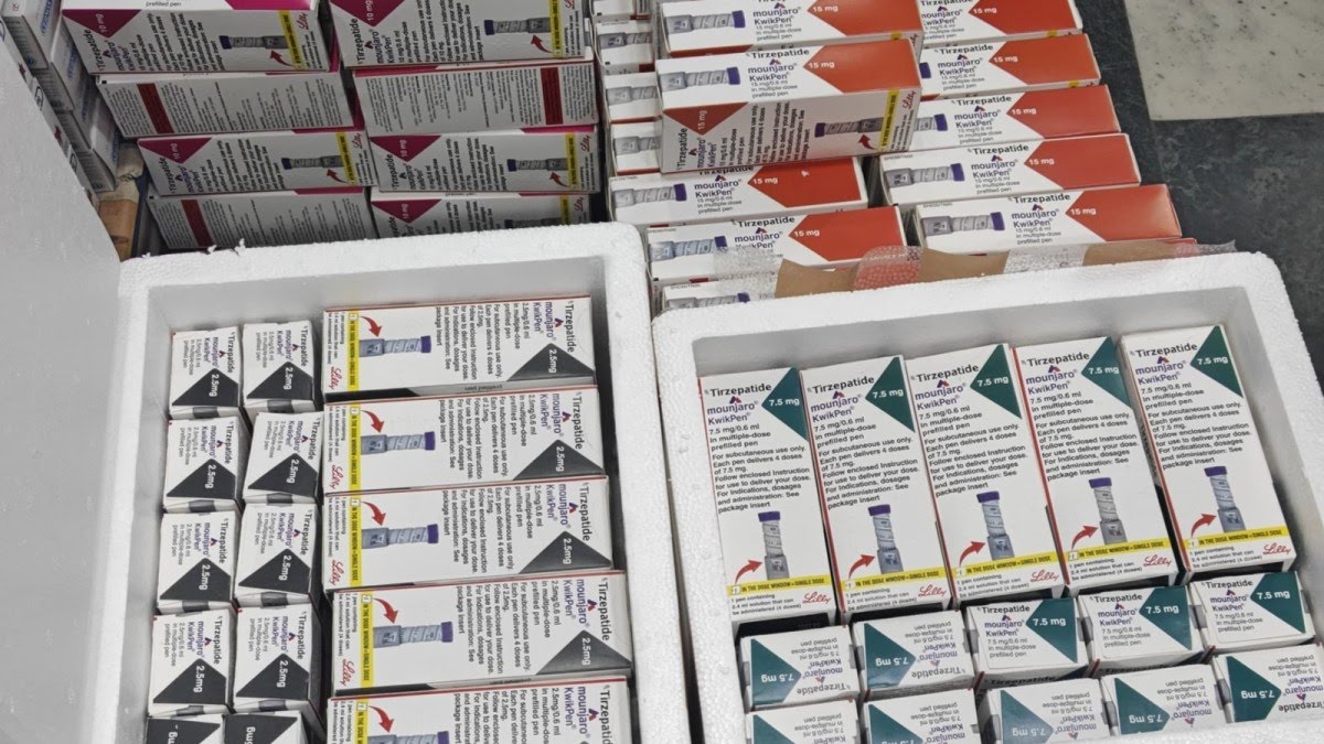 AskAnshul's tweet image. Fake Mounjaro injections were seized in Gurgaon, Haryana.

The original Mounjaro is used for diabetes management and weight loss.

Mujammil Khan was supplying them, while Avi Sharma was manufacturing fake injections from his residence. Both have been arrested.

This won't stop