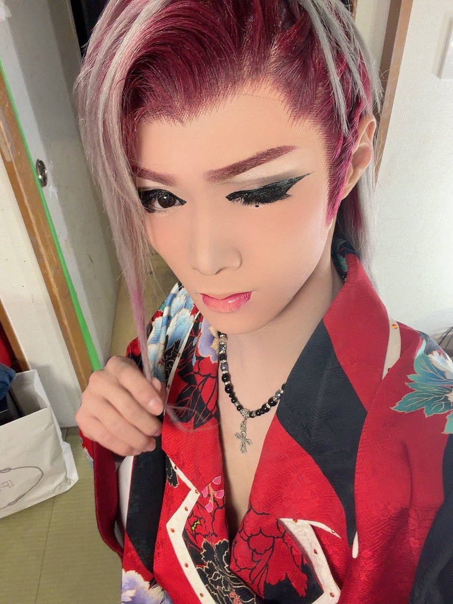 Ryusei04040401's tweet photo. お疲れ様です！無事に誕生日公演終えました！
昼夜とも沢山のお客様来ていただき
昼夜とも大入りいただきました
本当にありがとうございます！
芝居も舞踊もほんまに楽しく
お客様や三吉演芸場のスタッフ
座長はじめ劇団員のみんなのおかげで
楽しい舞台できました
本当にありがとうございます！
２３歳の龍聖もみんなよろしくね😊