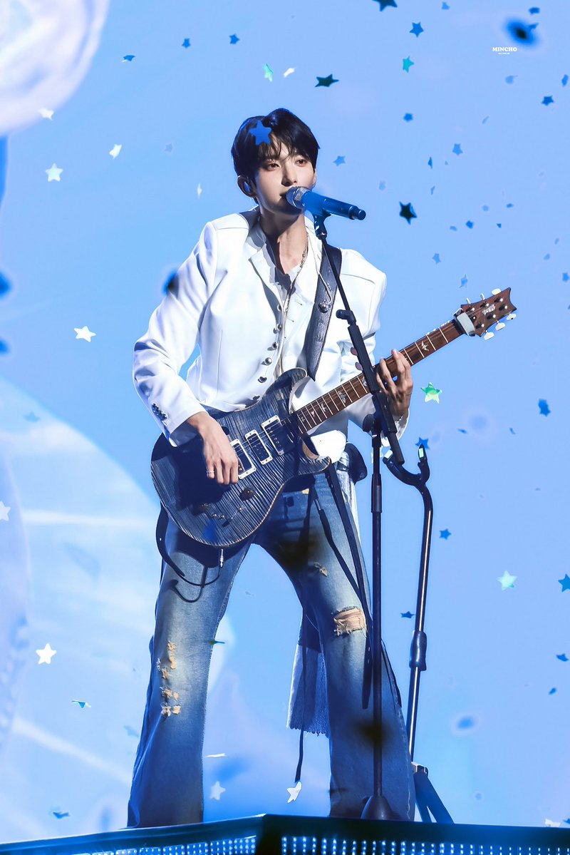 새로 산 기타 이름 도도 래 ..
사유 : 도도하게 생겨서