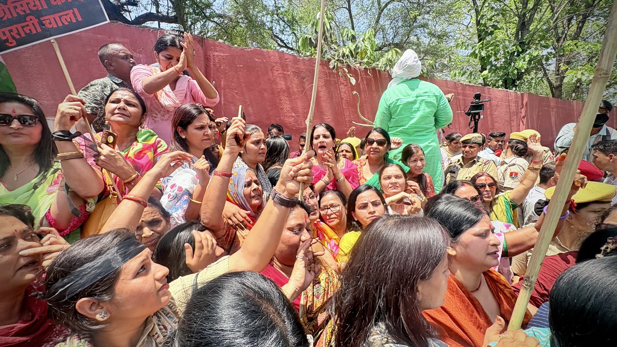 महिलाओं के अधिकारों के साथ अन्याय का यह दृश्य मन को आहत करने वाला है। लोकसभा में ‘नारी शक्ति वंदन अधिनियम’ का विरोध कर कांग्रेस और विपक्ष ने नारीशक्ति की आवाज़ को दबाने का प्रयास किया है।
आज माननीय मुख्यमंत्री <a href="/BhajanlalBjp/">Bhajanlal Sharma</a> जी की गरिमामयी उपस्थिति में आयोजित महिला सम्मेलन में