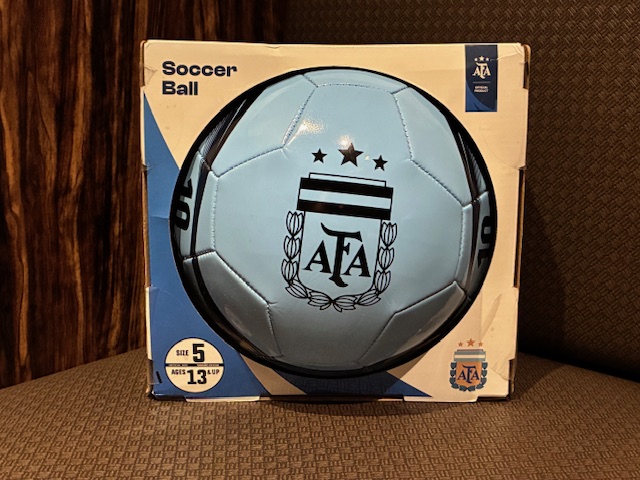 BigSizeSports's tweet image. 🇦🇷日本未発売/新品🇦🇷「MESSI」サッカーボール5⃣号球 ＃アルゼンチン代表 公認商品
アルゼンチンサッカー協会公認の「＃リオネル・メッシ（＃LIONELMESSI）」選手のサッカーボール（新品）となります⚽️
日本未発売で大変貴重なボールです🇺🇸米国流通商品🇺🇸
是非お買い求めを‼️
jp.mercari.com/item/m86139426…