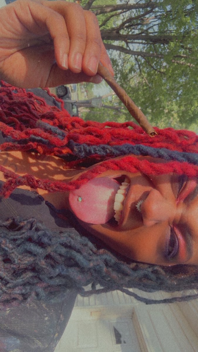 92sturdy's tweet image. LOOK OF THE DAY BAYBEE AND HAPPY 4/20 😝🫶🏽💖🍃👑 #artist #lookoftheday #sparkly #makeupinspo #fypage