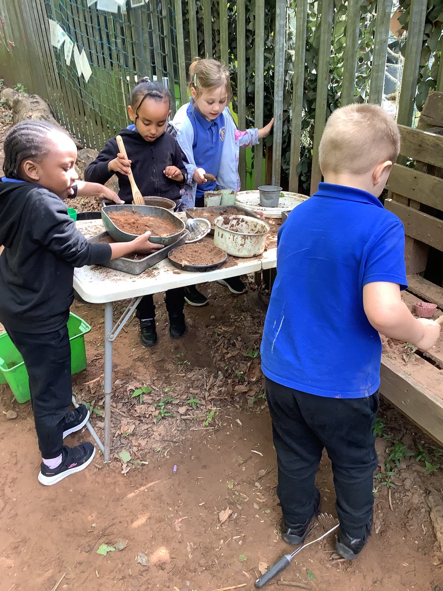 AbbeyPrimary's tweet image. #y1 are drawing pictures, cooking in the mud kitchen and creating a habitat for a hedgehog #forestschool