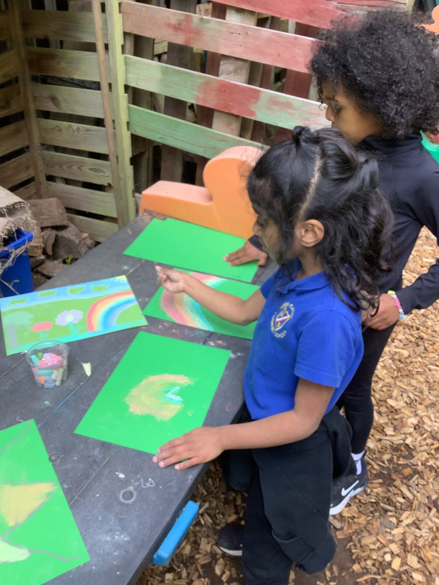 AbbeyPrimary's tweet image. #y1 are drawing pictures, cooking in the mud kitchen and creating a habitat for a hedgehog #forestschool