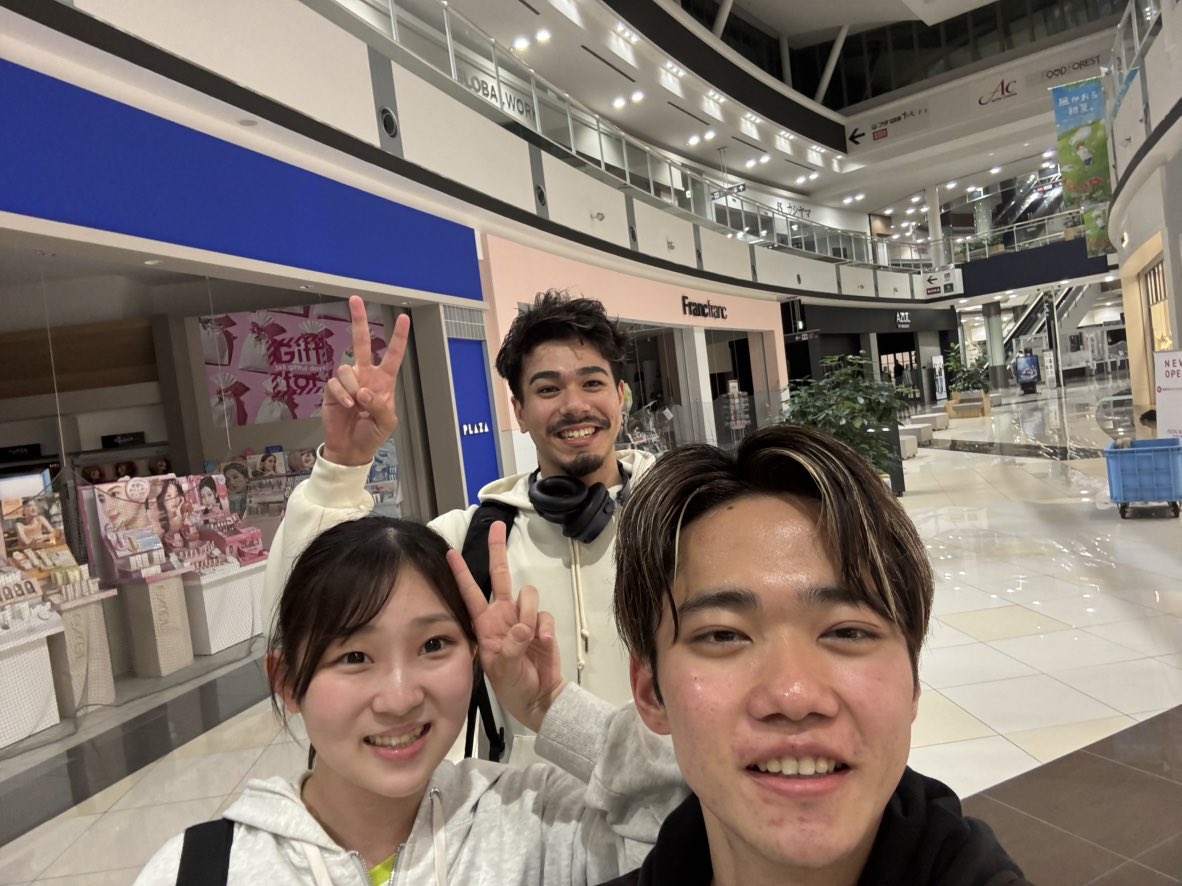 ManuChiyo1998's tweet photo. イオン福岡

今日は麦さんが来てくれた！
園路遥々神戸から日帰りでありがとうございます！！
いっぱい笑えた時間でした！
ドーナツまでありがとうございました🙇‍♂️

そして今日の居残り練習は井上と古賀ペアでした
同期仲良いねぇ
#イオン福岡 
#コツコツが勝つコツ 
#時間は有限使い方は無限 https://t.co/J6IVJSg1t7