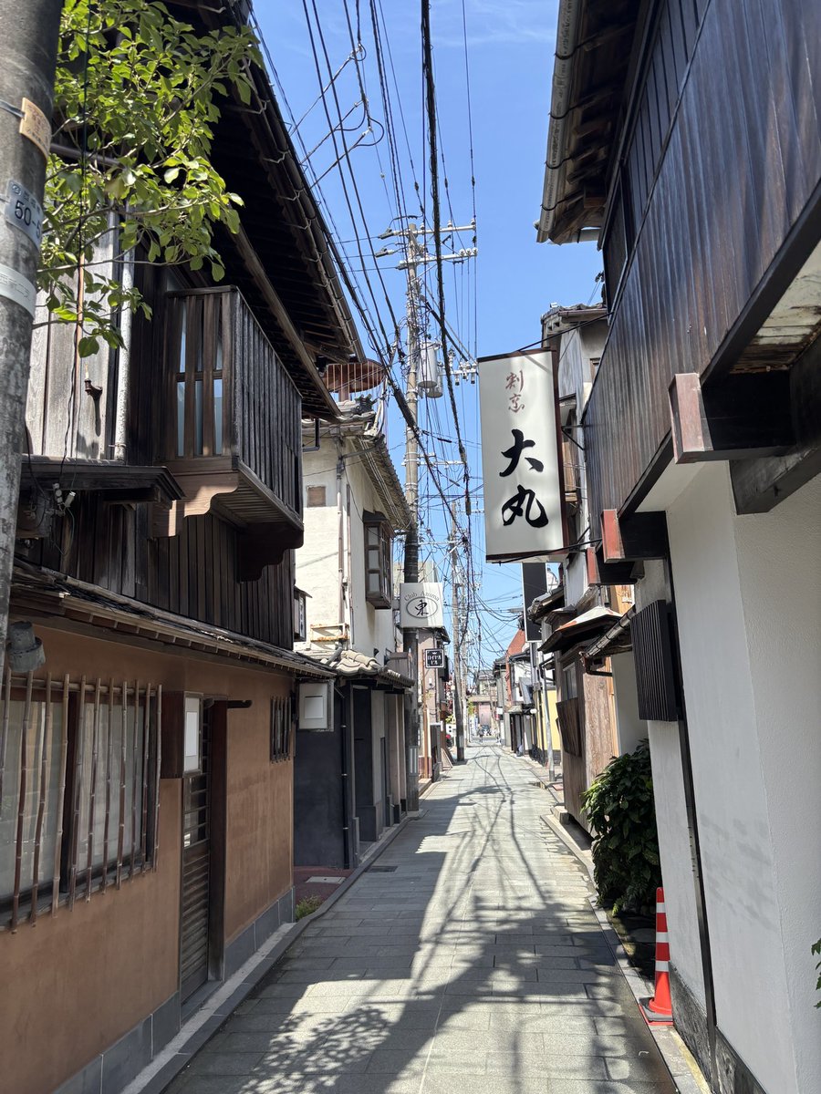 SQL_nagaoka's tweet photo. 本日所用で新潟市に行ったので、以前お客さんに教えてもらった古町の奥地にあるとんかつ屋さんに行ってみた。

細い路地で知る人ぞ知るという感じがすごくいい。とんかつも美味しかった。

それにしてもこの辺は風情がある。京都の先斗町みたい。古町の文化、無くならないでほしいな。 https://t.co/PhgZSDvKSv