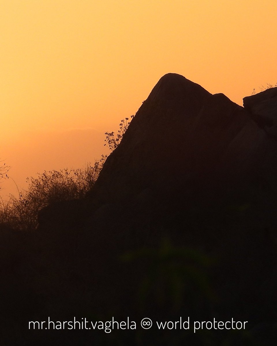 vaghelaharshit7's tweet image. Golden skies melting into the mountains, where silence speaks louder than words and the soul finally feels at home.

#sunset #mountains #nature #worldprotector #mission_of_world_protection