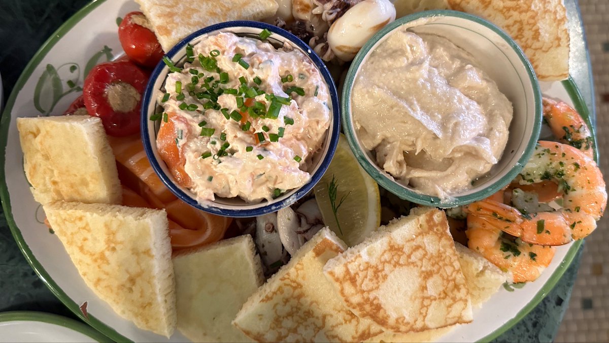 FuSha38416's tweet image. 📍paris

パリ飯ほんまに毎日幸せ😋
アーティチョークの煮込みとサーモンプレート！茎まで柔らかくて、ワインにめっちゃ合う…
これ食べて『フランスやな〜』って実感したわ
あなたのパリでハマった前菜は？教えてください🇫🇷

#paris #パリ #パリ旅行