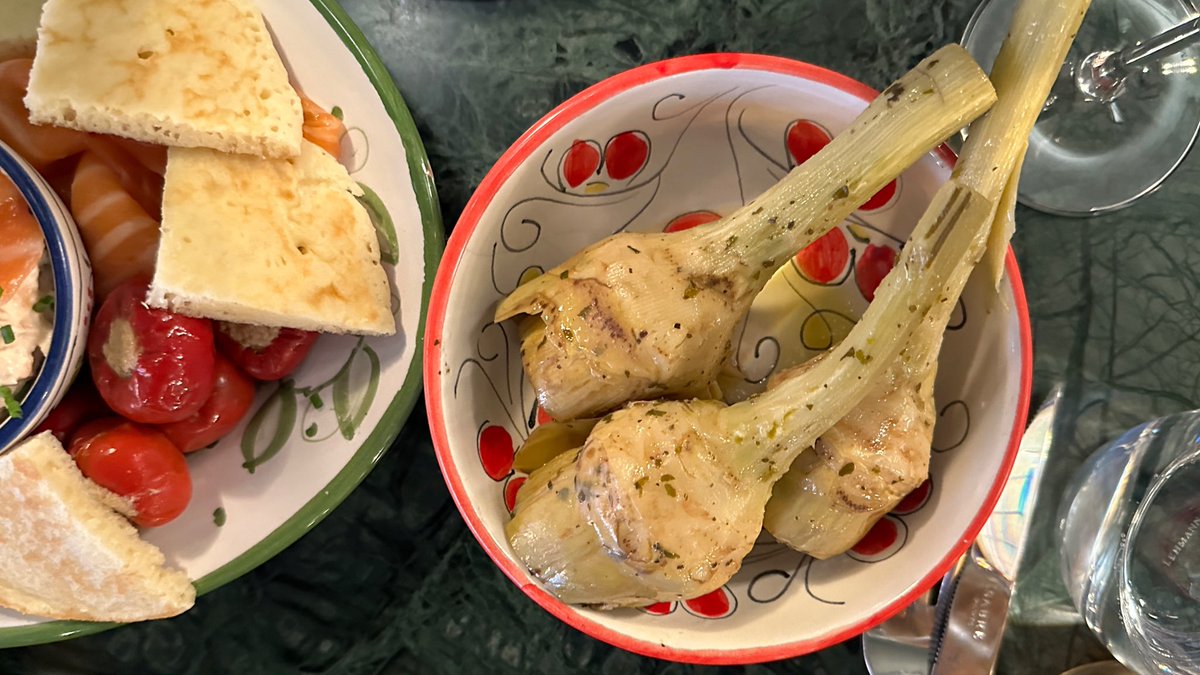 FuSha38416's tweet image. 📍paris

パリ飯ほんまに毎日幸せ😋
アーティチョークの煮込みとサーモンプレート！茎まで柔らかくて、ワインにめっちゃ合う…
これ食べて『フランスやな〜』って実感したわ
あなたのパリでハマった前菜は？教えてください🇫🇷

#paris #パリ #パリ旅行