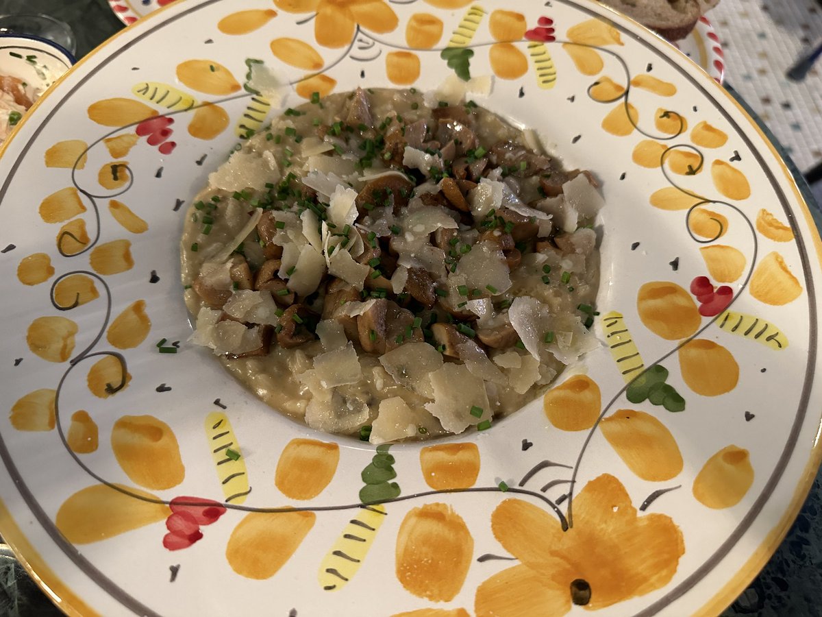 FuSha38416's tweet image. 📍paris

パリ飯ほんまに毎日幸せ😋
アーティチョークの煮込みとサーモンプレート！茎まで柔らかくて、ワインにめっちゃ合う…
これ食べて『フランスやな〜』って実感したわ
あなたのパリでハマった前菜は？教えてください🇫🇷

#paris #パリ #パリ旅行