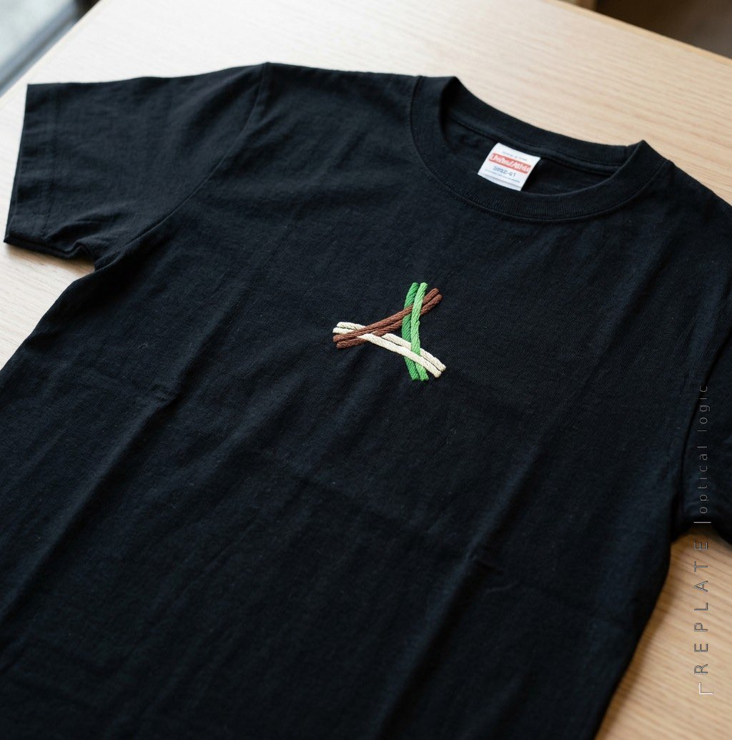 Cottonmod's tweet photo. CJRS（チンジャオロース）好きなので、自分用にTシャツを作りたいなと前から思っていた。

デザインができたので@RePLATEoptical さんのアプリ使って商品撮影風にしてみたけど、一発でいい感じにしてくれた。
（Re PLATE←→元画像）

※本来は飲食店を経営されてたり、食に携わるインフルエンサーの方などにとても有益な「食べ物の写真をプロが撮影したようなクオリティにしてくれる」という素敵なアプリです。