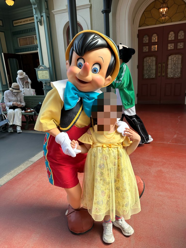yamachu_othello's tweet photo. ピノキオがやたら左肩をポンポン叩くようなジェスチャーしてて？？？のまま写真撮ったんだけど、どうやら娘の左肩紐が外れてたんすよ
そしてこの写真、さりげなくそれを隠しながら撮ってくれてる訳ですわ
君はなに、ローランドにでも作られたんか？？？？？？

みんな、ピノキオを愛せ https://t.co/otS6gMHfe7