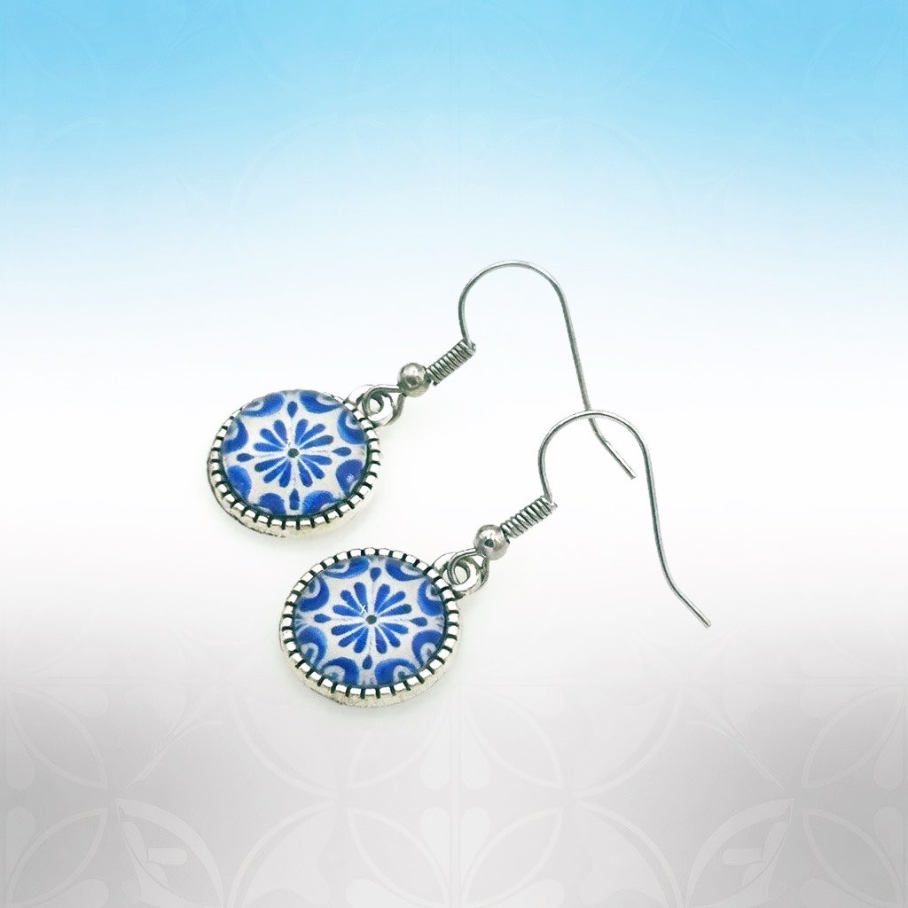ZaverDesigns's tweet image. Dainty blue and white Talvera style earrings #handmadejewelry #earrings #giftforher #etsyfavorites #etsyfinds #shopsmall #EtsyShop 
Link: zaverdesigns.etsy.com/listing/449131…