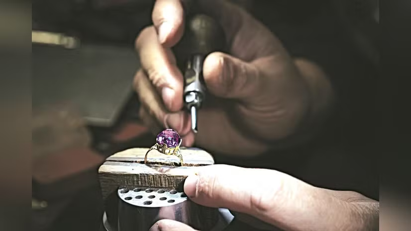 bsindia's tweet image. A new #NITIAayog report urges India's #gems and #jewellery sector to pivot toward high-value addition and market diversification to maintain its global edge and support its 5-million-strong workforce.

Read more: mybs.in/2g5RktF