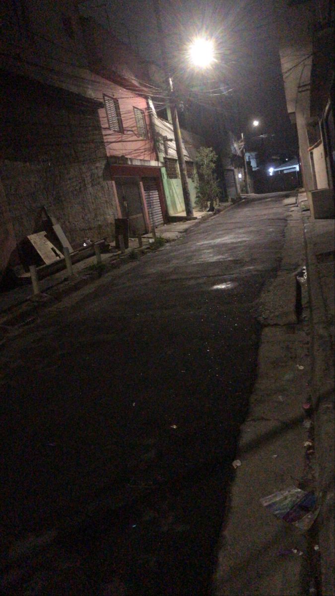 Au mcevans #thepitt 
vampiturras x lobas chetas

Donde Dana y sus amigas se pierden yendo a una joda
O
Donde Cassie ve un grupito de lobas y decide robarles todo