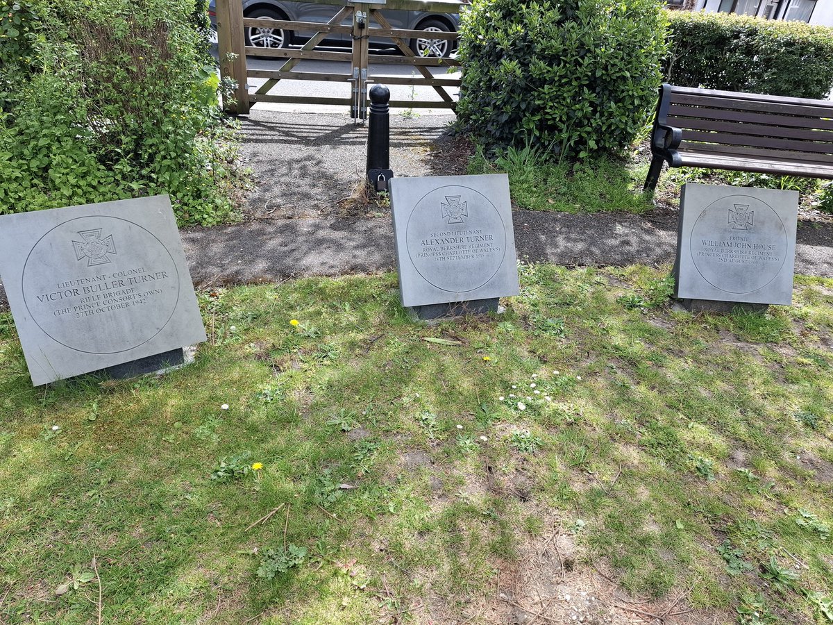 mac657's tweet image. Three Victoria Cross recipients, all from the small Berkshire town of Thatcham, commemorated in the town centre.
Brothers - Alexander &amp;amp; Victor Turner and William House. Alexander &amp;amp; William both Royal Berkshire regt,  Victor- Rifle brigade. #VC #ww1 #berks