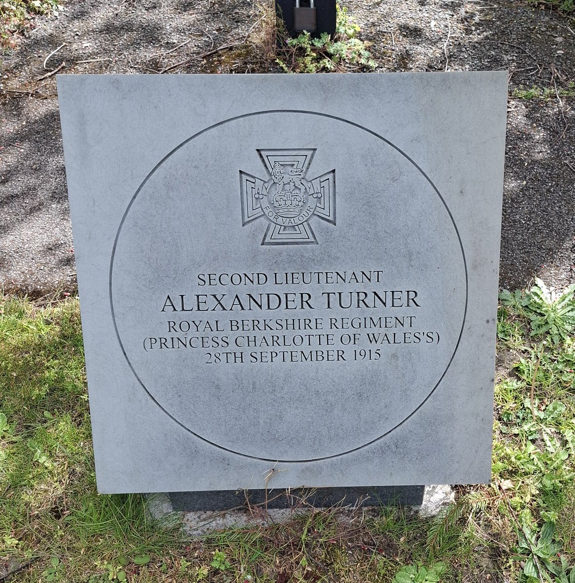 mac657's tweet image. Three Victoria Cross recipients, all from the small Berkshire town of Thatcham, commemorated in the town centre.
Brothers - Alexander &amp;amp; Victor Turner and William House. Alexander &amp;amp; William both Royal Berkshire regt,  Victor- Rifle brigade. #VC #ww1 #berks