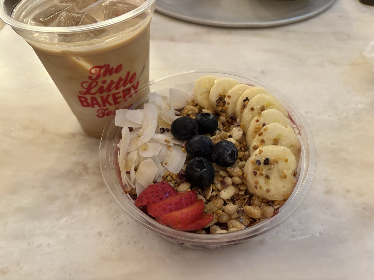 byganbarun's tweet photo. 最近アサイーボウルにハマりすぎている🍓🍌🫐🥥 ココナッツは外せないオンナです⭐︎ もう少し食べたらベスト3とかまとめたい^.  ̫.^ https://t.co/JpRVOIZbCI