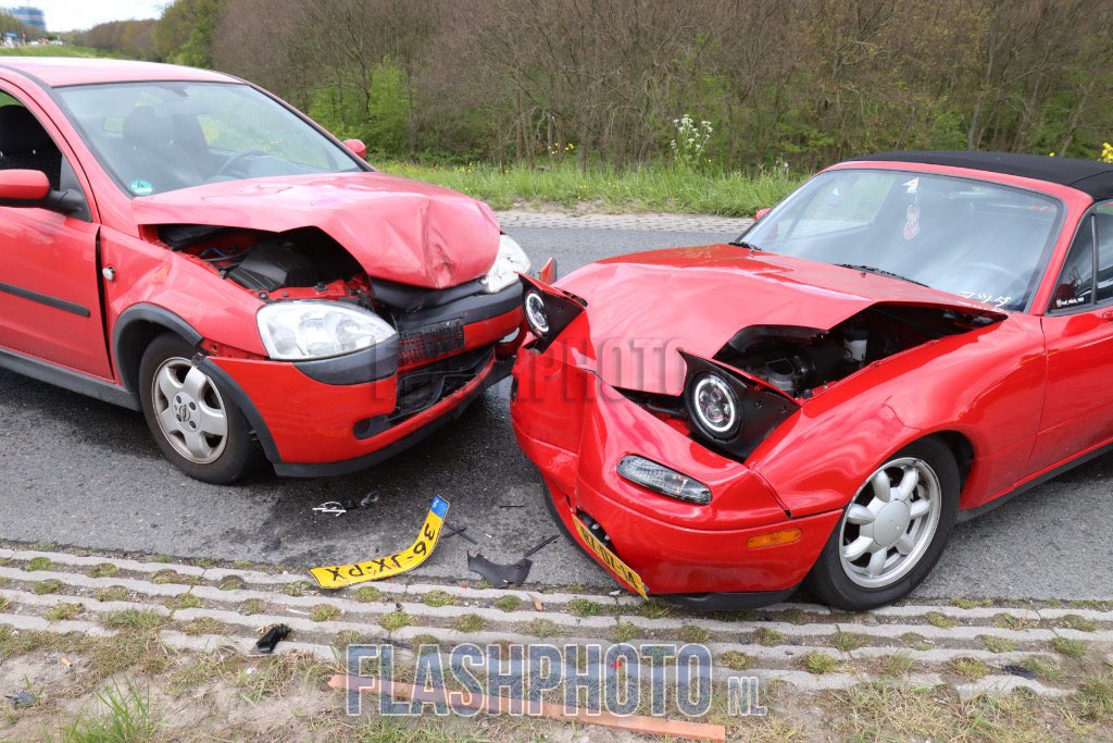 Frontale aanrijding tussen twee auto's in Vlaardingen