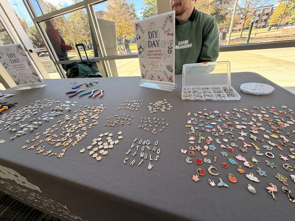 UABURec's tweet photo. Get crafty at HSC Amphitheater! 🎨
Make your own gym bag keychain from 11 AM –1 PM ✨ https://t.co/YOVlBhNbPq