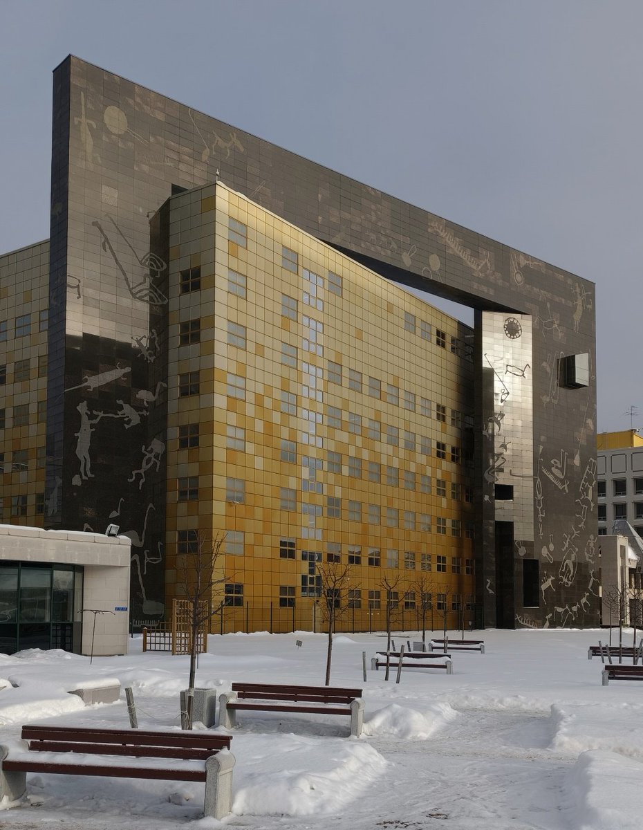 Одно из тех зданий, которое очень хочется провернуть до щелчка.