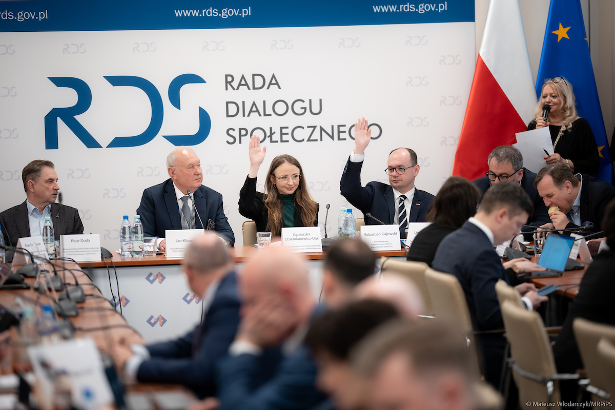 MRPiPS_GOV__PL's tweet image. 💬 W ciągu bieżącej kadencji do #RDS trafiło ponad 800 projektów rządowych, z tego aż 118 projektów ustaw i rozporządzeń z naszego resortu - mówiła Ministra @a_dziemianowicz podczas posiedzenia Rady Dialogu Społecznego w #Warszawa
👥 W posiedzeniu Rady wzięli również udział