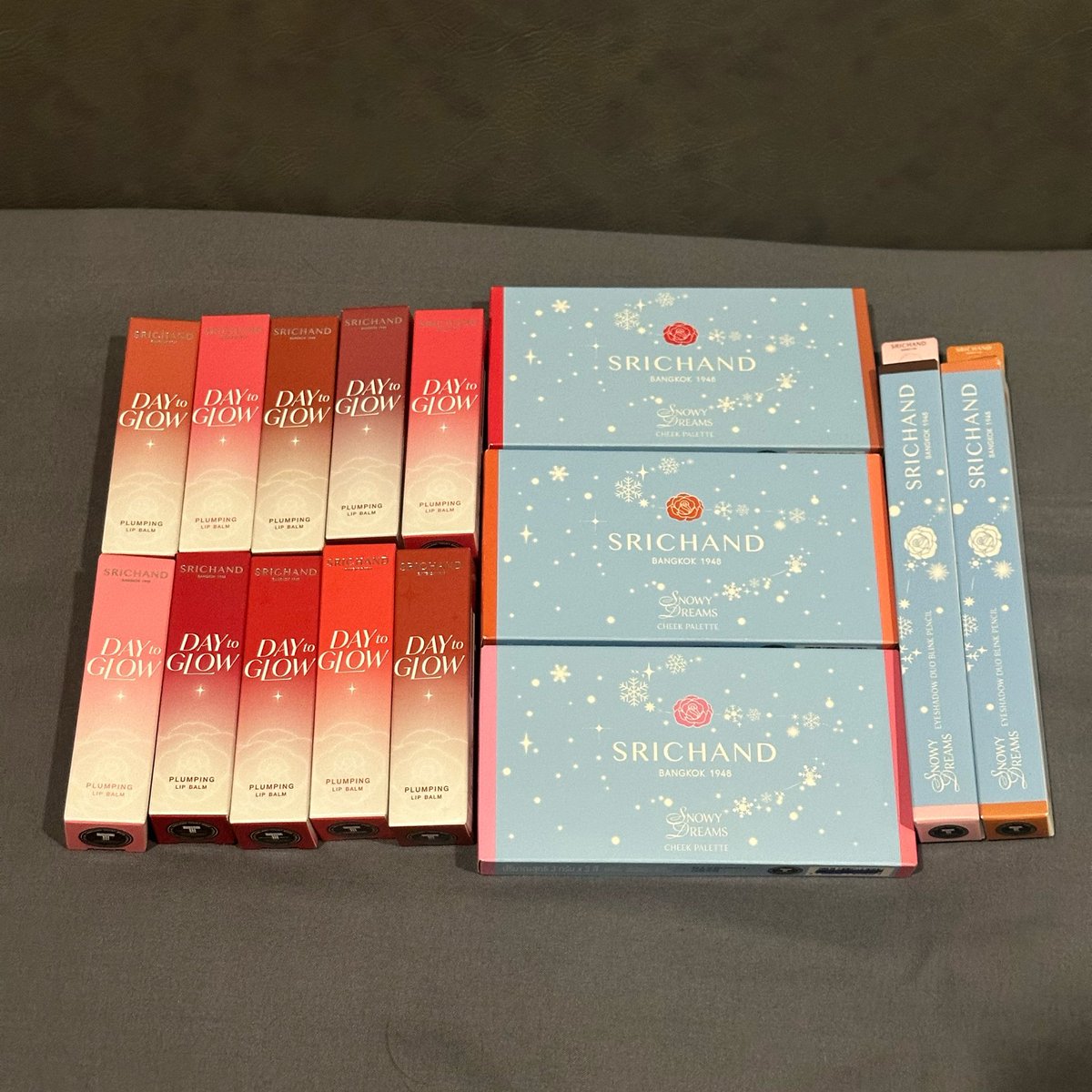 ใครจะซื้อลิปศรีจันทร์ตามน้องเอสนอกจากตตแนะนำ eve and boy อีกหนึ่งช่องทางน้าชีมีโปรอยู่ตอนซื้อคืออึ้งรู้เพราะน้องพนงบอกด้วยซ้ำ😂

ซื้อครบ 199 แถมฟรี Eyeshadow
ซื้อครบ 240 แถมฟรี Blush On

และใช่ค่ะหมดนี่ 1,590 กล่องสีฟ้าทั้งหมดคือของแถมศรีจันทร์ก็คือขายเอาสังคมเกิน55555555