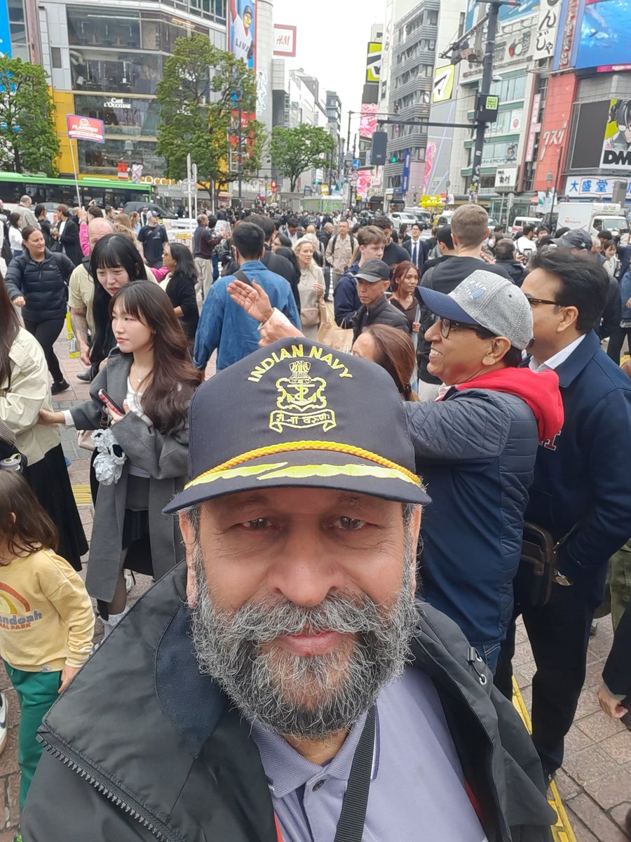 w_karve's tweet image. #Selfie #ShibuyaCrossing 
#Tokyo #Japan #VikramKarve
Shibuya Crossing Tokyo - the busiest crossing in the world. The crossing is a "scramble" style, where all vehicular traffic stops simultaneously, allowing pedestrians to walk in all directions, including diagonally.