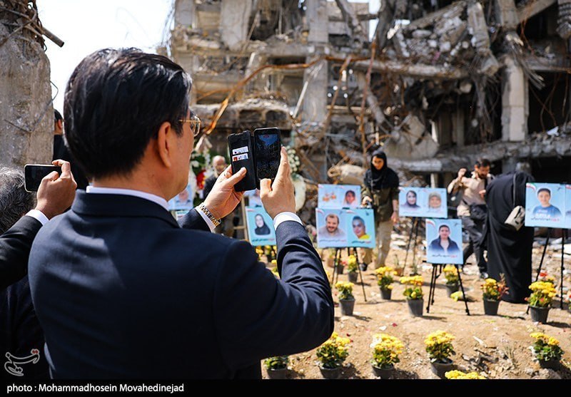 Zdumienie obcych ambasadorów i dyplomatów akredytowanych w Iranie skalą ataków oraz zniszczeń obiektów miejskich i infrastruktury komunalnej oraz dzielnic mieszkalnych podczas amerykańsko-izraelskiej agresji w Teheranie.
Amerykanie przybyli z obietnicą pomocy narodowi irańskiemu,