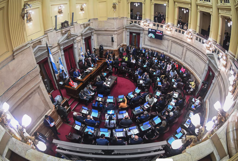 NoticiasEcon's tweet photo. 💰 Proyecto al Congreso: el Gobierno busca pagar USD 171 millones a holdouts que litigaron por el default de 2001, en línea con acuerdos para cerrar juicios pendientes y normalizar la deuda. ()
#EconomíaARG #Deuda #Holdouts https://t.co/dSZ8di9GIx