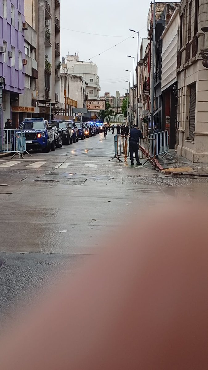 MartinJuez's tweet photo. Más de 10 móviles policiales para docentes debatiendo una propuesta salarial.

Pero para el narcotráfico dos camionetas y un par de uniformados 🤦🏻‍♂️

“Córdoba es territorio hostil para el narco”, dice Llaryora.
Sí, y MUY hostil para los docentes. https://t.co/RMdGhaDEnn