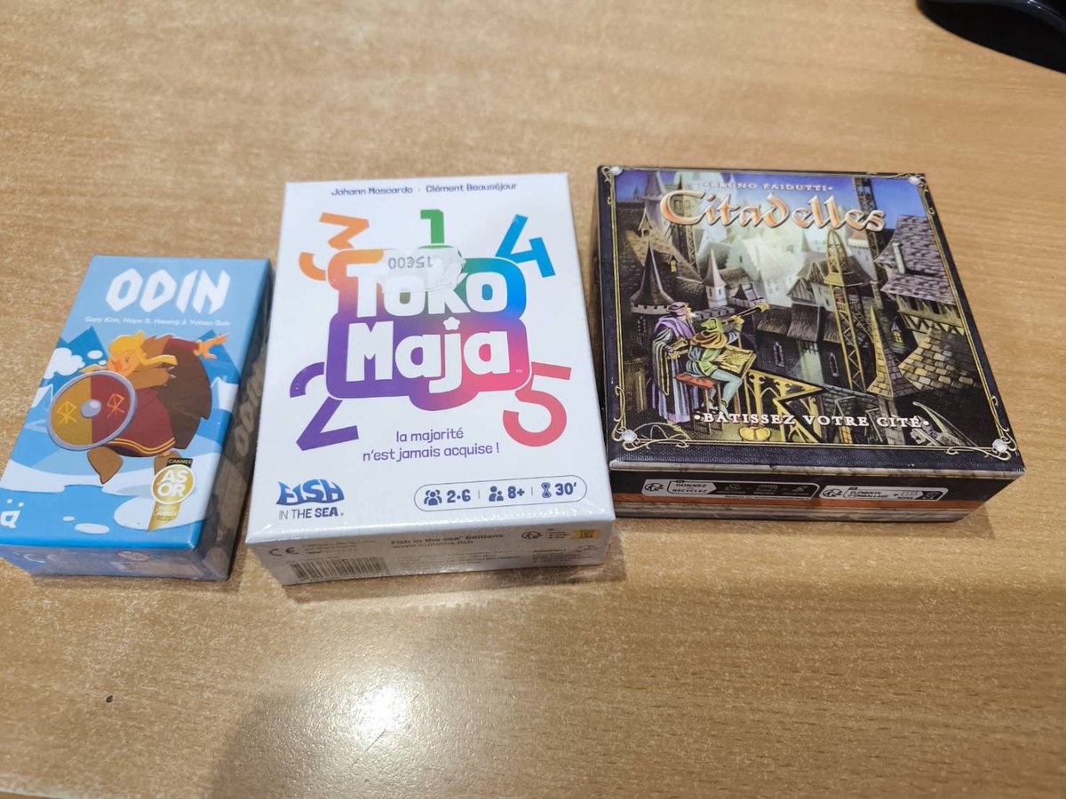 uecriver's tweet photo. あとせっかくフランス行ったのでフランスのボドゲ買ってみました
言語関係ない系のゲーム買ったんでルールを夫婦で翻訳しながら調べて遊ぼうかと https://t.co/d4X2XpLN7k
