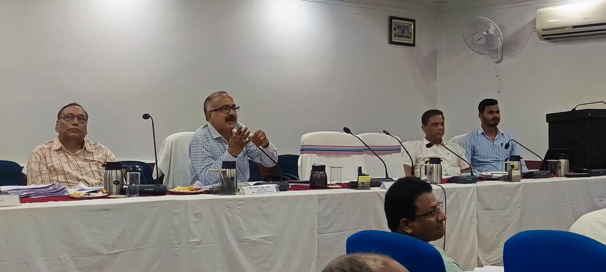 gadbihar's tweet image. 📌 विभागीय समीक्षा बैठक सम्पन्न
आज दिनांक 20 अप्रैल को महानिदेशक सह मुख्य जांच आयुक्त, निदेशालय में प्रमंडल एवं जिला स्तरीय पदाधिकारियों के साथ अनुशासनिक कार्यवाही से संबंधित मामलों की समीक्षा बैठक आयोजित की गई।

#Governance #AdministrativeReform