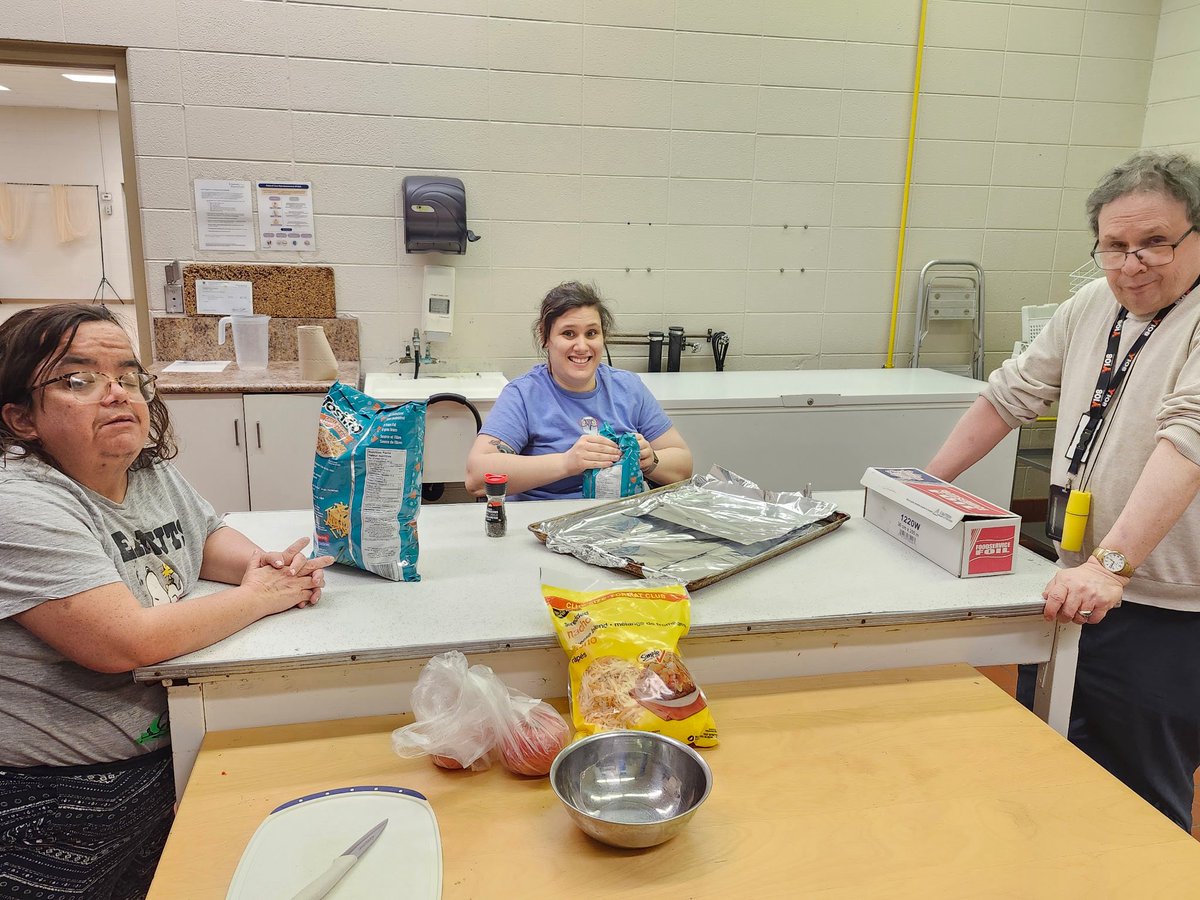 CLHamilton_'s tweet image. Tuesday Cooking Club made some Nachos for dinner and cupcakes for dessert 🧁 They even made extra for the office staff here at York! 😋

#HelpingBuildGreatLives #InclusionMatters #DisabilityInclusion #DevelopmentalDisabilities