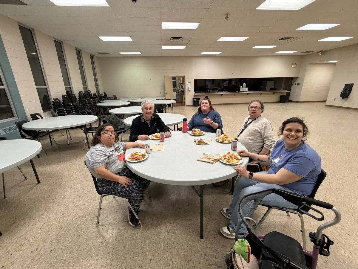 CLHamilton_'s tweet image. Tuesday Cooking Club made some Nachos for dinner and cupcakes for dessert 🧁 They even made extra for the office staff here at York! 😋

#HelpingBuildGreatLives #InclusionMatters #DisabilityInclusion #DevelopmentalDisabilities