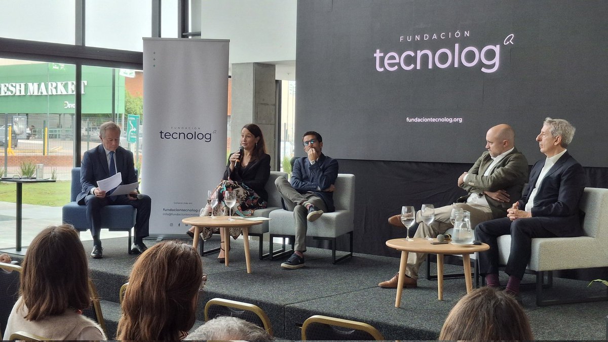 CancilleriaUy's tweet photo. 🌎 La subsecretaria de Relaciones Exteriores, @ValeCSU, participó en el evento “Impacto del acuerdo #MercosurUE en la exportación de servicios logísticos”, organizado por Fundación Tecnolog en el @LATU_uy.

💬🌐 Destacó la importancia de comenzar a pensar el acuerdo también desde los servicios, en particular la logística, para que Uruguay pueda aprovechar sus oportunidades y consolidarse como hub logístico regional.

🤝📊 El encuentro reunió a autoridades y referentes del sector para intercambiar sobre los desafíos y oportunidades de este acuerdo estratégico que inicia el 1º de mayo.

#Uruguay #RelacionesInternacionales #MercosurUE #Logistica #HubLogistico #InserciónInternacional