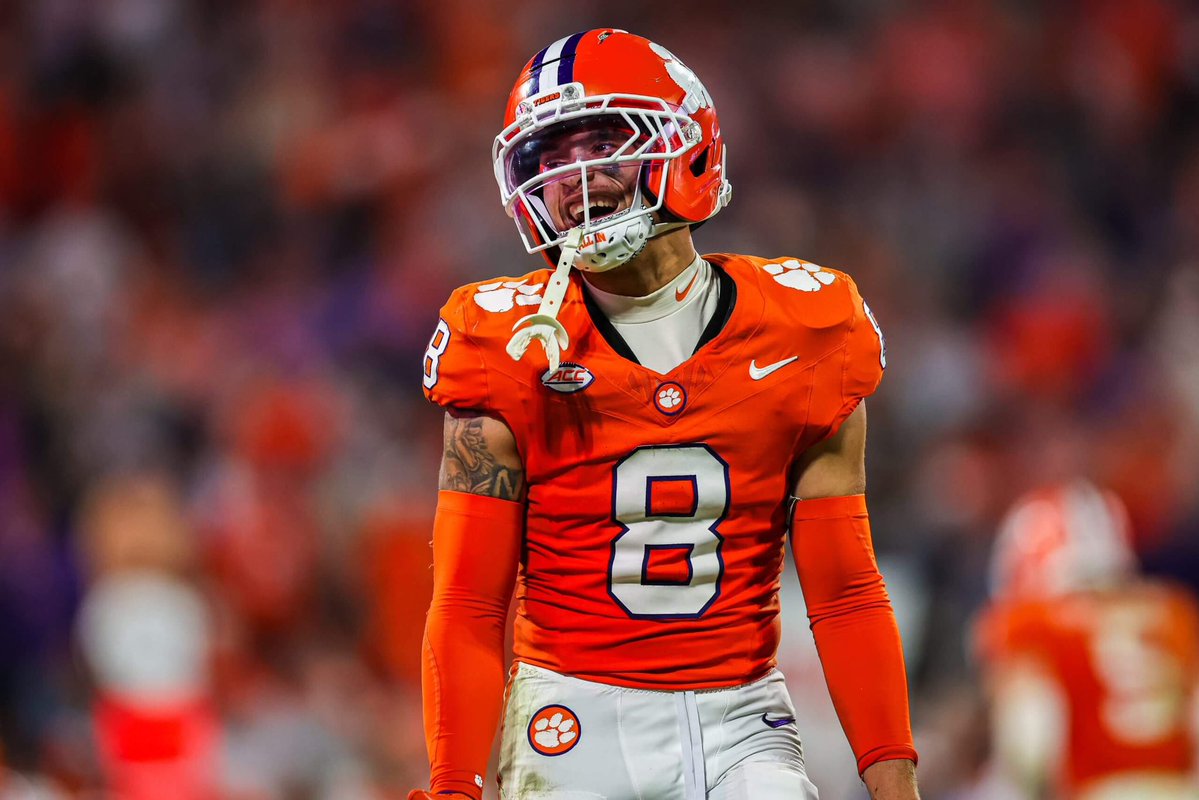 PlutoCooked's tweet image. Dexter Lawrence - Complete defense changer 
Aveion Terrell - Starting nickel at 41
Jake Golday - Freak of nature LB at 72
Jeff Caldwell - Explosive receiver at 110
My dream week for the Bengals