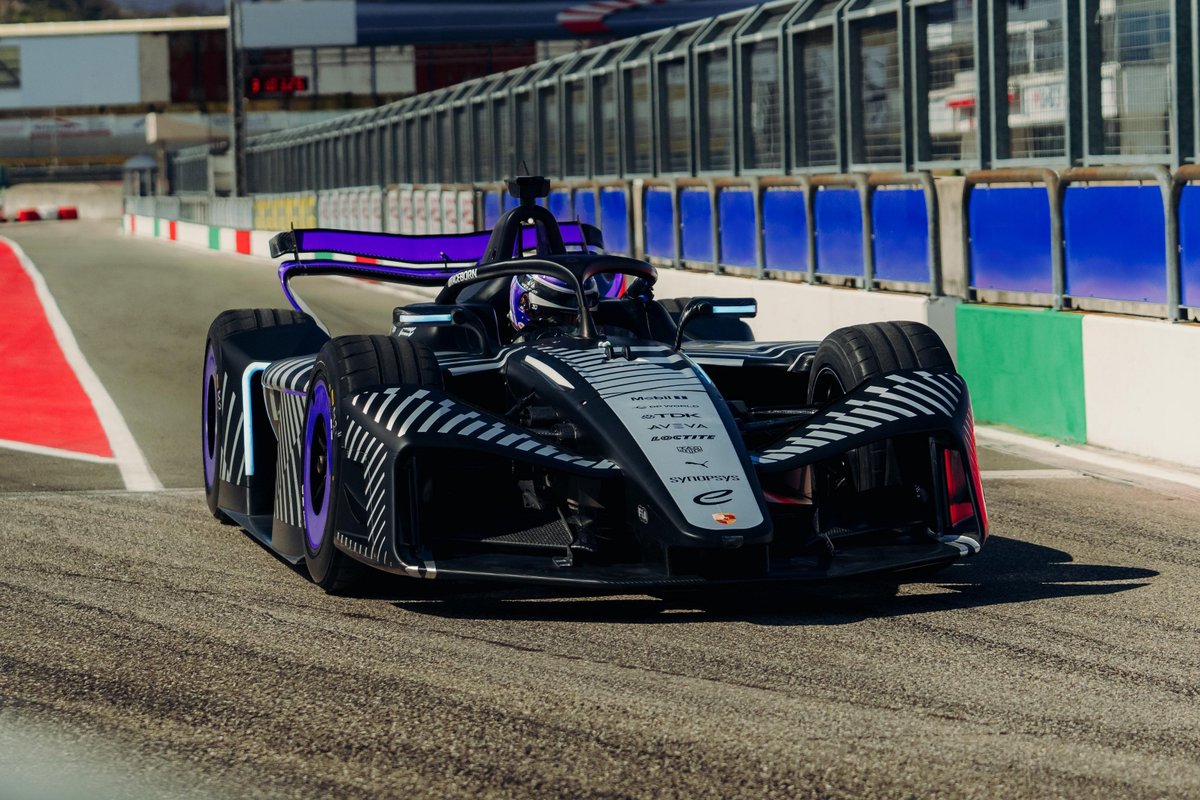 PorscheRacesNA's tweet image. Porsche presents its future @FIAFormulaE racing car – and a new chapter in all-electric motorsport. 
▶️ Find out about the #Porsche 975 RSE: porsche.click/4tnPvIs
-
#Porsche | #FormulaE | #Raceborn