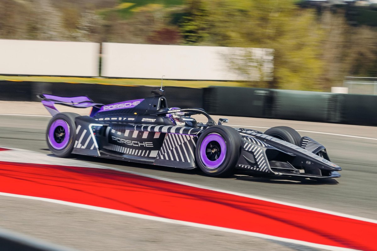 PorscheRacesNA's tweet image. Porsche presents its future @FIAFormulaE racing car – and a new chapter in all-electric motorsport. 
▶️ Find out about the #Porsche 975 RSE: porsche.click/4tnPvIs
-
#Porsche | #FormulaE | #Raceborn