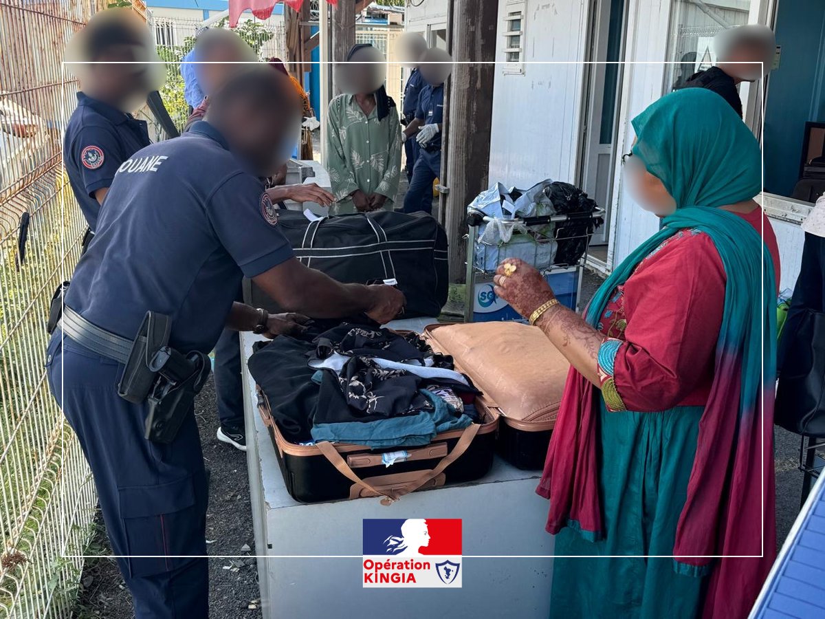 Prefet976's tweet photo. 🛡️ #KingiaMayotte #EtatQuiProtège | 📍 Dzaoudzi

Dans le cadre du CODAF, une opération conjointe s’est tenue ce jour entre la Police aux frontières, les services douaniers et l’état-major de lutte contre l’immigration clandestine de la préfecture, https://t.co/jtebFwIcHK